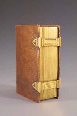 Lot 1510 - Bijbel met dubbele gouden boeksloten.
