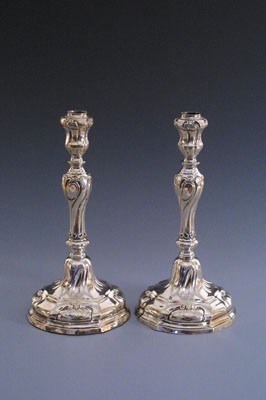 Lot 1528 - Twee zilveren kandelaars.