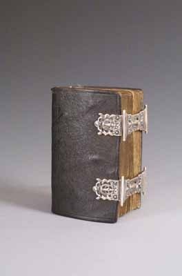 Lot 1532 - Bijbel met twee zilveren boeksloten.