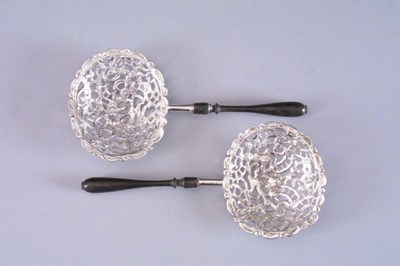 Lot 1539 - Twee zilveren strooilepels.