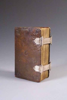 Lot 1556 - Bijbeltje met dubbel zilveren boeksloten.
