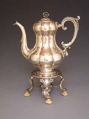 Lot 1599 - Zilveren koffiekan en comfoor.