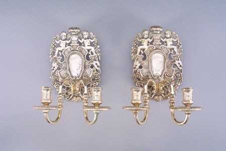 Lot 1605 - Twee zware zilveren Lodewijk IV-stijl wandblakers.
