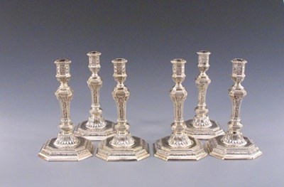 Lot 1613 - Set van zes gelijke zilveren kandelaars.