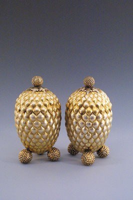 Lot 1620 - Twee verguld zilveren ananasbekers.