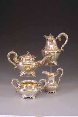 Lot 1638 - Vier-delig zilveren koffie en theeservies.