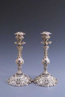 Lot 1645 - Twee zilveren kandelaars.
