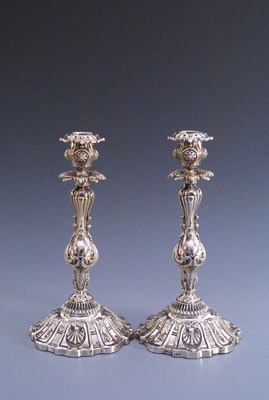 Lot 1645 - Twee zilveren kandelaars.