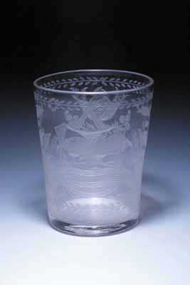 Lot 1714 - Gegraveerde glazen druivenspoeler.