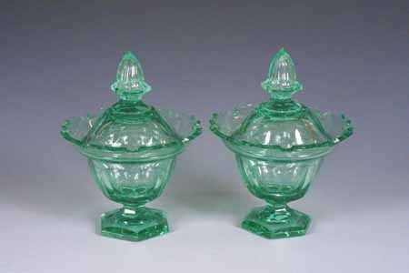 Lot 1721 - Twee groenkristallen gemberdekselcoupes.