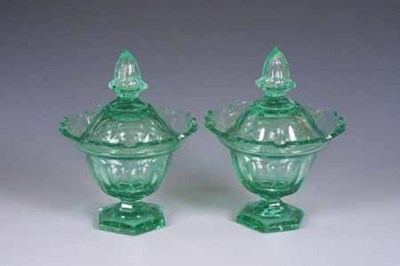 Lot 1721 - Twee groenkristallen gemberdekselcoupes.