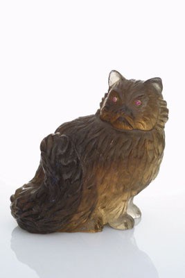 Lot 1724 - Gesneden rookkwarts sculptuur van een kat.