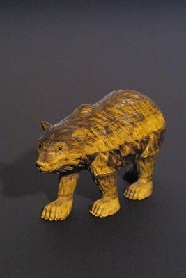 Lot 1726 - Gesneden tijgeroog sculptuur van een beer.