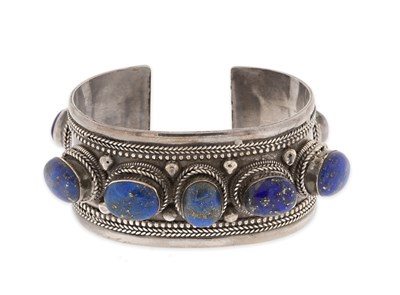 Lot 252 - Silver Cuff Bracelet set with Lapides Lazuli