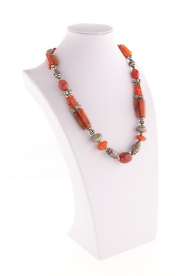 Lot 253 - Agate and Silver Beads Necklace