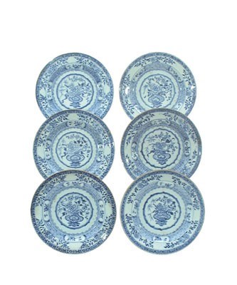 Lot 5536 - Chian, zes platte porseleinen bordjes