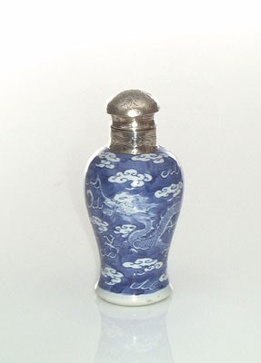 Lot 5555 - Japan, porseleinen theebusje