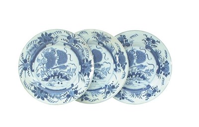 Lot 5563 - China, drie platte porseleinen schotels