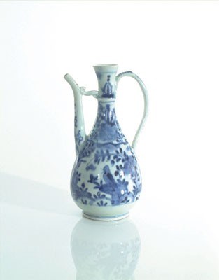 Lot 5581 - Porseleinen Arita wijnkan