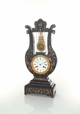 Lot 5655 - Zwarthouten Napoleon-III lierpendule.
