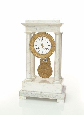 Lot 5662 - Vuurvergulde bronzen Lodewijk XV cartelklok.