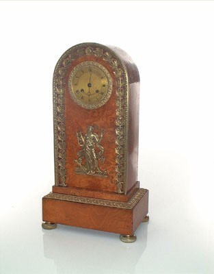 Lot 5680 - Wortelnoten tafelpendule.