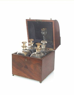 Lot 5706 - Mahoniehouten likeurkeldertje