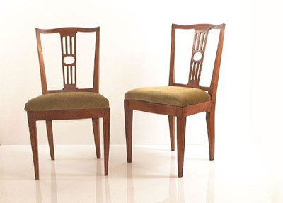 Lot 5751 - Serie van vijf iepenhouten stoelen