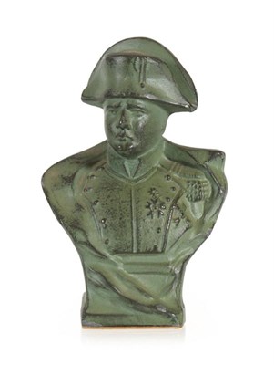 Lot 49 - Kleine groenmetalen buste van Napoleon