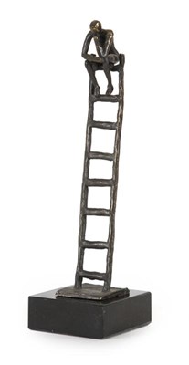Lot 57 - Tinnen sculptuur 'Denker op ladder'