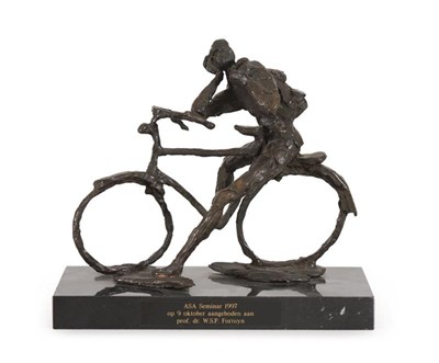 Lot 69 - Bronzen vormstuk 'Figuur op een fiets'