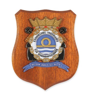 Lot 102 - Houten plaquette 'Kon.Ver. van Marineofficieren'