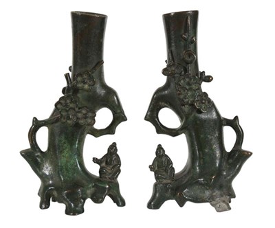 Lot 110 - Twee gepatineerd bronzen vazen, China, 19e eeuw