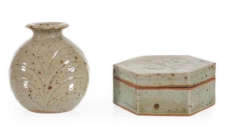 Lot 165 - Twee 'celadon'kleurige porseleinen objecten