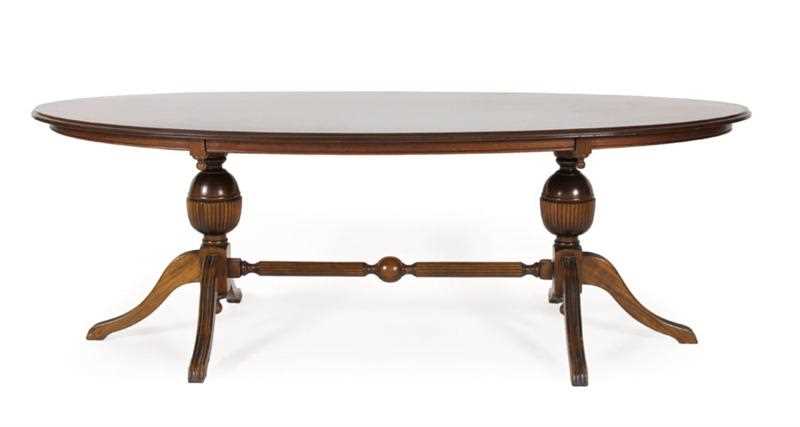Lot 173 - Ovale met notenhout gefineerde salontafel