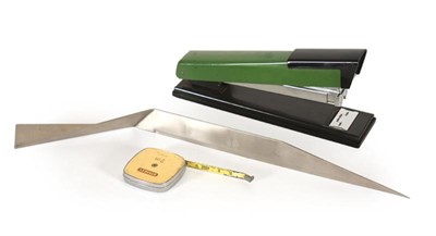 Lot 339 - Metalen meetlint, nietapparaat en briefopener