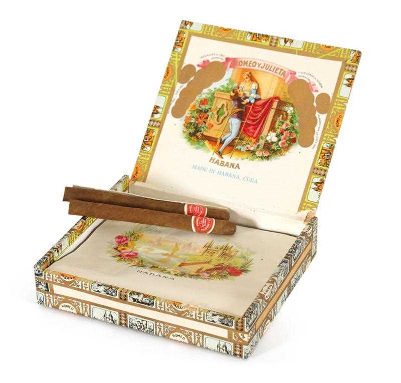Lot 340 - Houten kistje met zeven 'Habana' sigaartjes