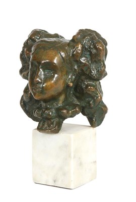 Lot 521 - Bronzen buste van een jong meisje