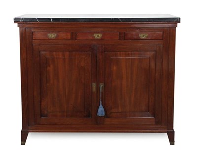 Lot 540 - Rechthoekige notenhouten commode