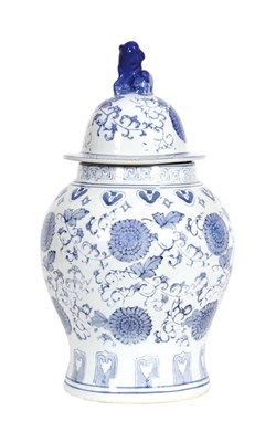 Lot 590 - Chinees porseleinen dekselvaas