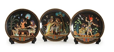 Lot 742 - Drie porseleinen 'collectors' bordjes