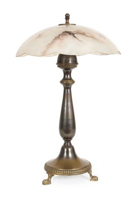 Lot 837 - Gebruineerde tafelschemerlamp op drie klauwpootjes