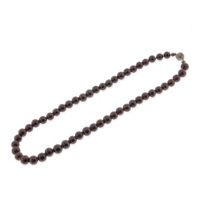 Lot 652 - Garnet Necklace with Silver Lock