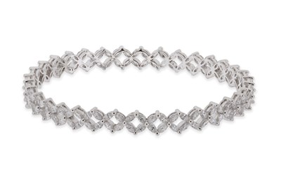 Lot 33 - Stiff Silver Bracelet set with Citrine
Silver bracelet set with 10 facet cut garnet and 70 citrine. The bracelet struck with halmark for sterling silver (0.925)
Length: 20 cm