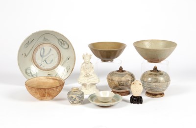 Lot 98 - A lot of Porcelain and Pottery bowls and Dishes