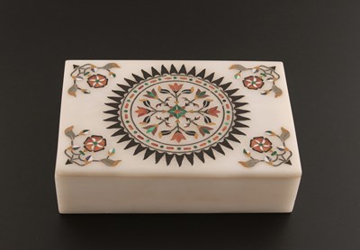 Lot 121 - Marble inlay box with cover, with five marble coasters and one ashtray