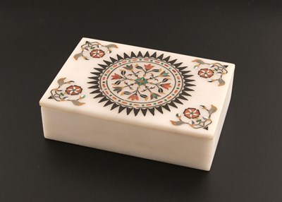 Lot 121 - Marble inlay box with cover, with five marble coasters and one ashtray