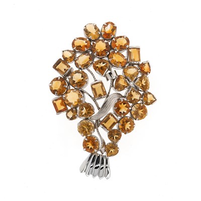 Lot 563 - A Topaz and Silver Brooch