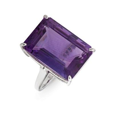 Lot 535 - A Silver and Amethyst Ring