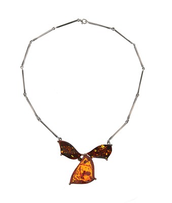 Lot 268 - Amber and Sterling Silver Necklace